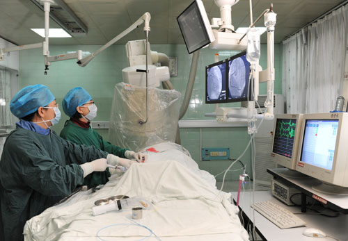 心内科专家、王连芹院长为患者实施介入手术