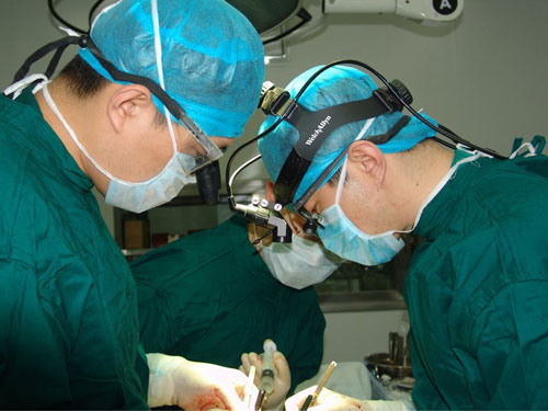 心外科专家、郭立新博士为患者实施心脏手术